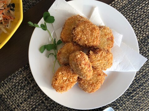 鶏ひき肉でヘルシーに　小さめコロッケ